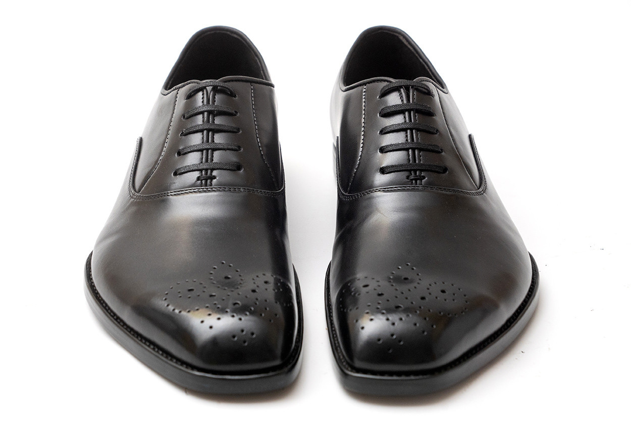 Minimalist punched toe oxford shoes